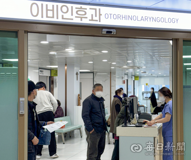 11일 오후 대구 시내의 한 2차 종합병원을 내원한 시민들이 진료를 받기 위해 대기하고 있다. 안성완 기자 asw0727@imaeil.com