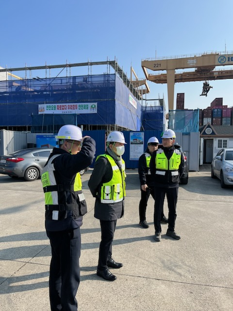 홍성준 부산항만공사 운영본부장(왼쪽 두 번째)이 부산항 신항 소형선부두 인근 보안시설을 점검하고 있다. [사진=BPA]