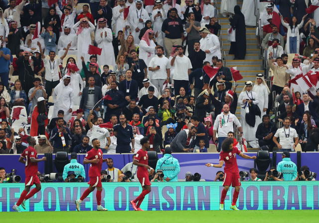 13일(한국시간) 오전 1시 카타르 루사일의 루사일 스타디움에서 열린 2023 아시아축구연맹(AFC) 아시안컵 A조 조별리그 1차전. 카타르 아크람 아피프가 골을 넣은 뒤 기뻐하고 있다. 연합뉴스
