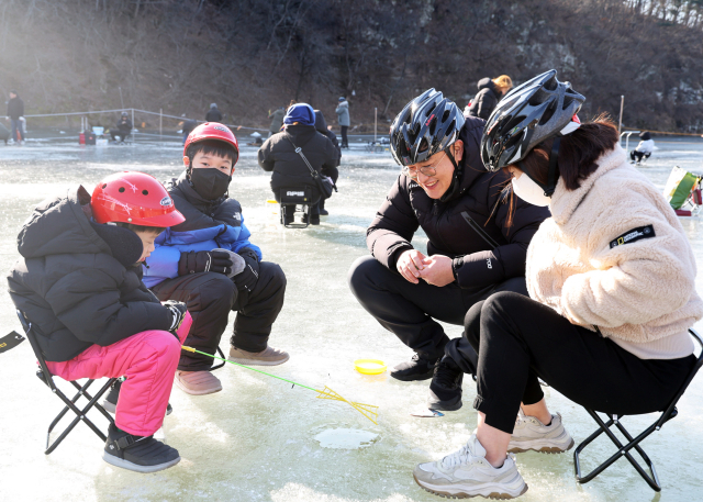 제1회 영양 꽁꽁 겨울 축제를 찾은 가족 단위 방문객들이 빙어 낚시를 즐기고 있다. 영양군 제공