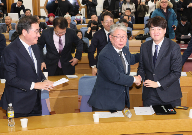 14일 국회 의원회관에서 열린 미래대연합(가칭) 창당준비위원회 출범식에서 조응천 공동추진위원장이 이준석 개혁신당(가칭) 정강정책위원장과 악수하고 있다. 왼쪽은 이낙연 전 더불어민주당 대표. 연합뉴스