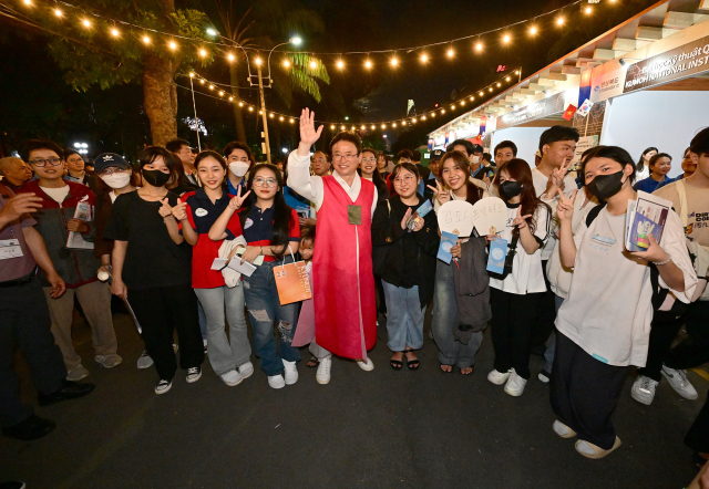 경북도는 지난 12일 경북형 초청장학제도(K-GKS) 수학 대학으로 포항공대와 금오공대, 안동대, 대구대를 선정했다고 14일 밝혔다. 이철우 경북도지사가 지난해 11월 베트남에서 열린 유학 박람회에서 학생들과 기념촬영하고 있다. 경북도 제공