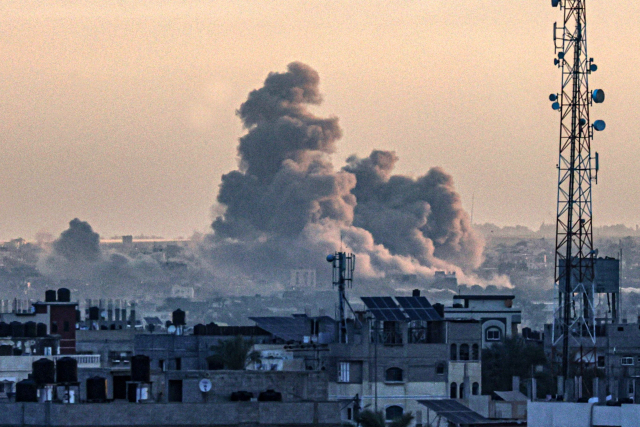 이스라엘-하마스 전쟁이 100일을 맞았다. 14일 이스라엘 공습으로 가자 남부 칸 유니스에 연기가 치솟고 있다. 연합뉴스