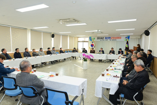 박현국 봉화군수가 재산면에서 군정설명회를 하고 있다. 봉화군 제공