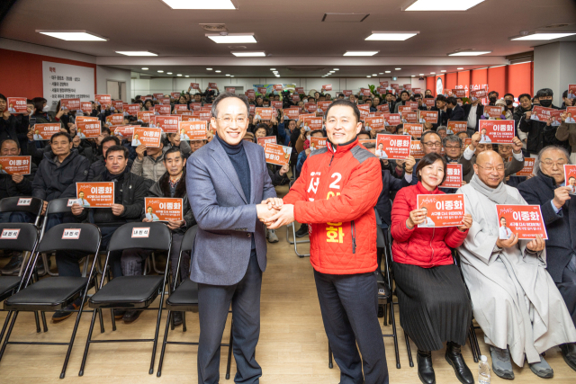 이종화(전 대구경제부시장) 4·10총선 예비후보(대구 서구·국민의힘)는 13일 서구 신평리네거리에 마련한 선거사무소에서 개소식을 열었다. 추경호 국회의원(대구 달성군·전 경제부총리)와 이종화 예비후보가 함께 했다. 이종화 예비후보 제공.