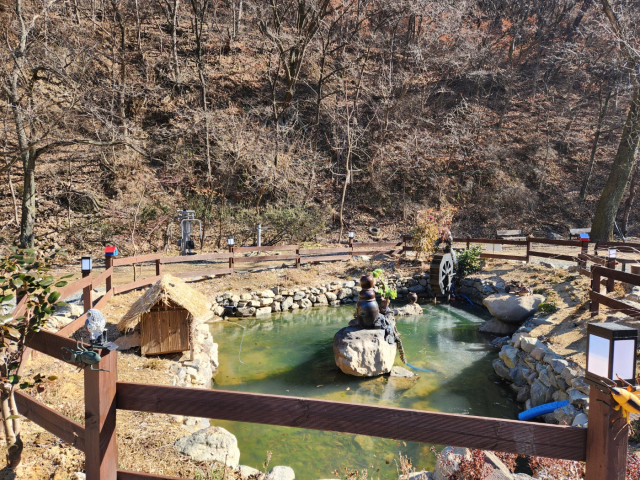 고산1동새마을협의회가 욱수골 하천구역에 조성한 연못과 석축물. 김지수 기자