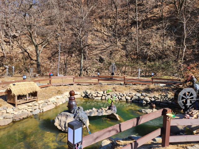 고산1동새마을협의회가 욱수골 하천구역에 조성한 연못과 석축물. 김지수 기자