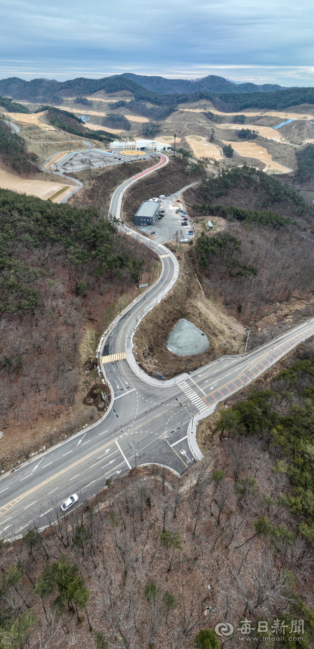 골프고등학교 설립을 조건으로 들어선 군위의 한 골프장이 10년 넘게 학교 설립 계획을 신청하지 않고 조건부 영업 허가를 받아 운영에 나서 논란이 일고 있다. 17일 해당 골프장 맞은 편, 학교 부지로 허가를 받은 토지 입구에서 길이 끊겨 있다. 학교 부지는 첫 삽도 뜨지 않은 채 관리되지 않은 모습이다. 안성완 기자 asw0727@imaeil.com