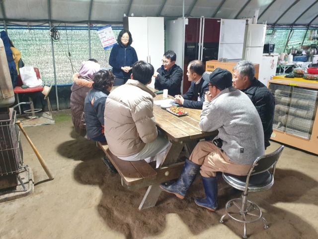 청도군농업기술센터와 장상열 청도군 부군수는 17일 경북 청도군 매전면 하늘담은농원에서 필리핀 카빈티시 출신 계절근로자와 농장주 가족 등을 만나 임금착취 및 인권침해 실태 상담을 했다. 청도군농업기술센터 제공