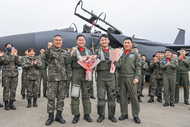 무사고 11만 시간을 달성한 110대대 임준형 소령, 조찬용 대위가 F-15K 전투기 앞에서 기념 촬영을 하고 있다. 공군 제11전투비행단 제공