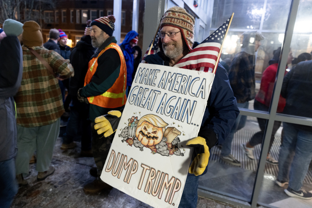 17일(현지시간) 미국 뉴햄프셔주 포츠머스 시민이 도널드 트럼프 전 대통령의 유세장 앞에서 