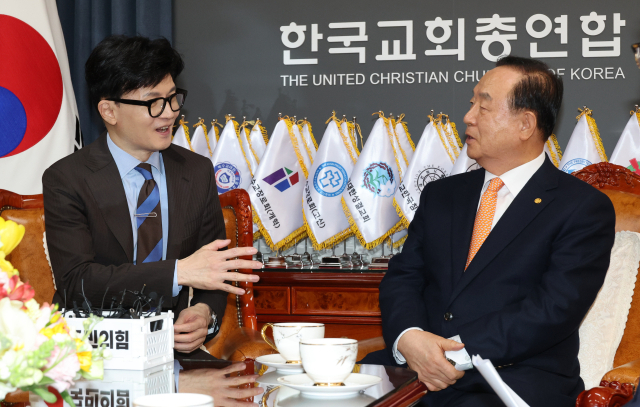 국민의힘 한동훈 비상대책위원장이 19일 종로구 한국기독교회관에서 장종현 한국교회총연합 대표회장을 만나고 있다. 연합뉴스