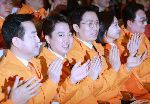 개혁신당 이준석 대표와 당 지도부가 20일 오후 서울 국회 의원회관에서 열린 개혁신당 중앙당 창당대회에서 박수치고 있다. 연합뉴스