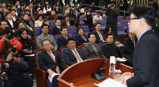국민의힘 의원들이 18일 국회에서 열린 의원총회에서 한동훈 비대위원장의 발언을 듣고 있다. 연합뉴스