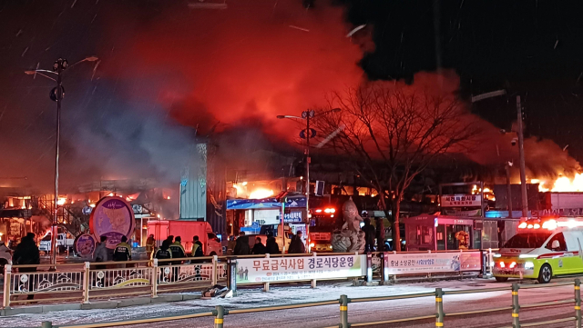 22일 오후 11시 8분께 충남 서천군 서천읍 서천특화시장에서 불이 났다. 소방 당국은 대응 2단계를 발령해 진화작업을 벌이고 있다. 연합뉴스