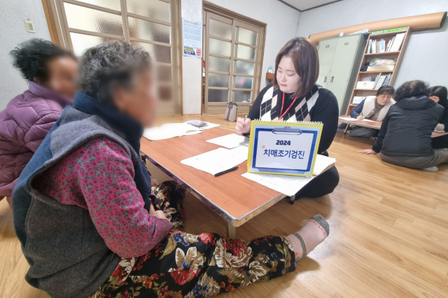 청송군치매안심센터 직원이 지역 한 경로당을 찾아 어르신을 대상으로 치매 선별검사를 진행하는 모습. 청송군 제공