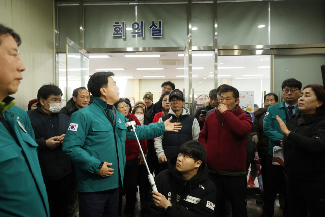 23일 오후 김태흠 충남지사가 화재 피해를 입은 서천군 서천특화시장 피해 상인들 가운데 윤석열 대통령을 만나지 못해 서운함을 표출하는 상인들의 이야기를 들어주고 있다. 연합뉴스