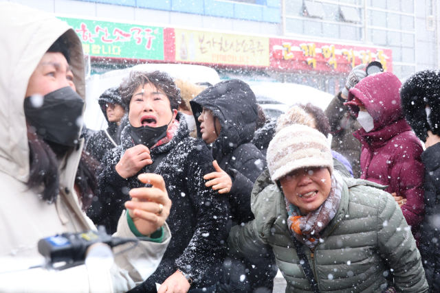 23일 오후 충남 서천군 서천읍 화재 피해를 본 서천특화시장 상인들이 