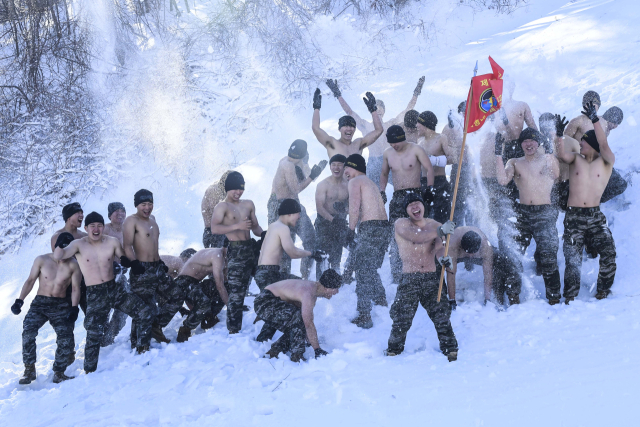 지난 23일 평창 산악종합훈련장에서 진행된 해병대 1사단 설한지훈련에서 수색대대 장병들이 북극 한파를 극복하고 포효하고 있다. 해병대 제1사단 제공.