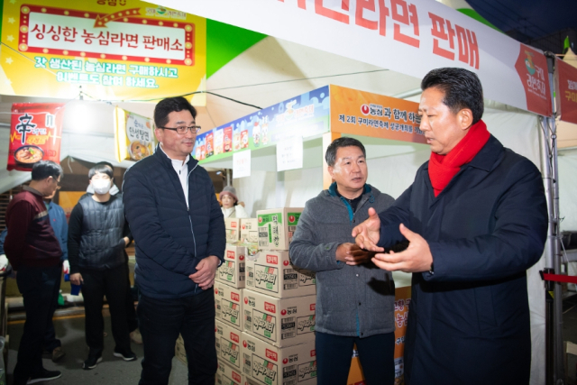 김장호(오른쪽) 구미시장이 라면축제장에서 김상훈(오른쪽 두번째) 농심 구미공장장과 이야기를 나누고 있다. 구미시 제공