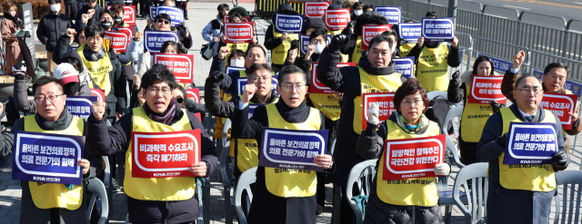 이필수 범의료계대책특별위원회 위원장(의협회장, 가운데)과 참석자들이 25일 용산 대통령실 앞에서 정부의 의대 증원 추진을 규탄하는 집회를 열고 구호를 외치고 있다. 연합뉴스