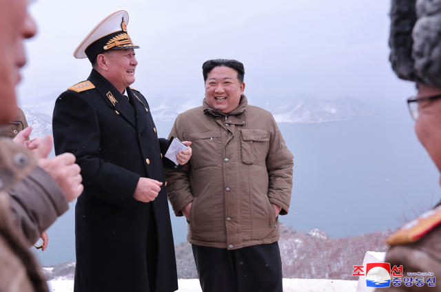 김정은 북한 국무위원장이 지난 28일 잠수함발사순항미사일(SLCM) 시험발사를 지도하고 핵잠수함 건조 사업을 둘러봤다고 조선중앙통신이 29일 밝혔다. 연합뉴스