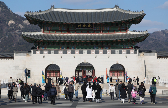 전국이 영상 기온을 보인 28일 오후 서울 종로구 경복궁 인근이 나들이객으로 붐비고 있다. 연합뉴스