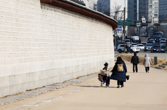 평년보다 포근한 날씨를 보인 29일 오후 서울 경복궁 인근에서 한 어린이가 외투를 벗은 채 달리고 있다. 연합뉴스