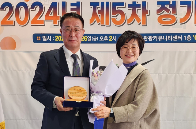 안동 생강이야기 강미혜(사진 오른쪽) 대표가 지난 26일 안동시관광협의회 신임 회장으로 취임했다. 강 회장이 이임하는 권혁대 전 회장에게 공로패를 전달하고 있다. 안동시관광협의회 제공