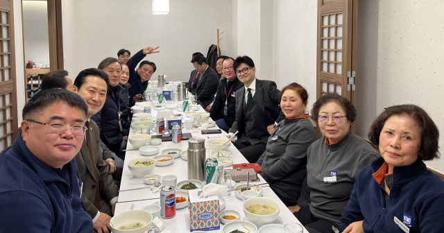 국민의힘 한동훈 비상대책위원장이 30일 중앙당사에 근무하는 경비 및 미화 노동자들을 초청해 오찬을 하고 있다. 이 자리는 주요 집무공간을 최근 국회 본관에서 당사로 옮긴 한 위원장이 당사에서 일하는 노동자들에게 감사를 표하고, 애로사항을 듣기 위해 직접 마련한 것으로 알려졌다. 연합뉴스