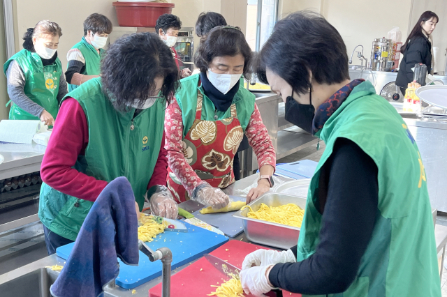 청송군 새마을부녀회 회원들이 지역 취약계층에게 나눠줄 떡국의 고명을 만들고 있는 모습. 청송군 제공