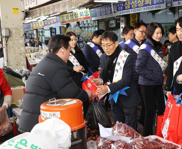 소상공인시장진흥공단 대구경북지역본부는 31일 DGB대구은행 간부직원 등 30여명과 함께 대구 서문시장에서 전통시장 장보기행사를 진행했다. 소상공인시장진흥공단 대경본부 제공