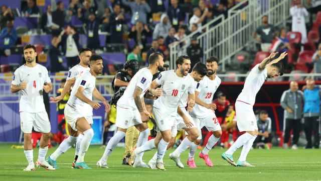 31일(현지시간) 카타르 도하 압둘라 빈 칼리파 스타디움에서 열린 2023 아시아축구연맹(AFC) 아시안컵 16강전 이란과 시리아 경기. 이란 선수들이 승부차기로 승리가 결정되자 기뻐하고 있다. 연합뉴스