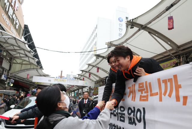 3일 오후 대구 서문시장에서 개혁신당 이준석 대표와 양향자 원내대표 등 당 지도부가 시민들과 만나 정책을 홍보하고 있다. 연합뉴스