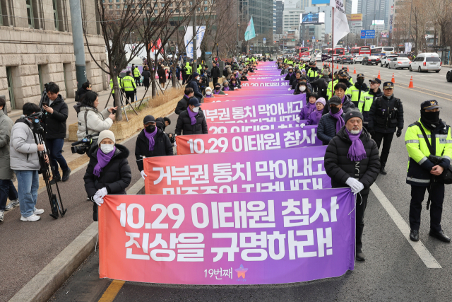 10·29 이태원 참사 유가족협의회·시민대책회의 관계자들이 3일 오후 서울광장 분향소 인근에서 