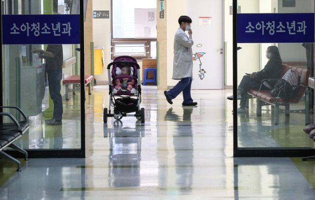 경북대학교병원 소아청소년과에서 대기하는 보호자와 아기. 사진은 특정 기사 내용과 무관. 연합뉴스