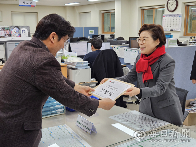 김정재 포항시 북구 국회의원이 포항시북구선거관리위원회에서 제22대 총선 예비후보자 등록을 하고 있다. 김정재 선거캠프 제공