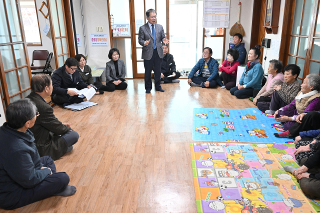 김진열 대구 군위군수가 의흥면의 마을 경로당에서 대구경북신공항 등 군위군 발전 계획 등을 설명하고 있다. 군위군 제공