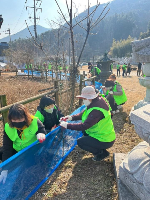 지난해 대구 수성구 욱수동 망월지에서 개최한 두꺼비 로드킬 방지 펜스 설치 행사 사진. 대구 수성구청 제공