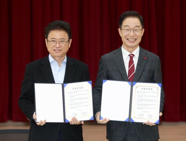 이철우 경북도지사(왼쪽)와 임종식 경북도교육감이 유보통합 달성을 위한 공동선언문을 발표하고 기념 촬영을 하고 있다. 경북도 제공