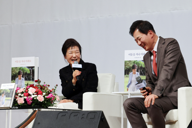 박근혜 전 대통령(왼쪽)이 5일 오후 대구 수성구 인터불고호텔에서 열린 