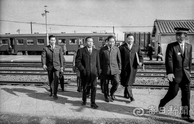 1965년 2월 12일 박정희 대통령이 경지정리 현장 시찰 차 열차편으로 김천역에 도착해 김인 경북지사와 함께 역 플랫폼을 걸어 나오고 있다. 사진= 매일아카이빙센터