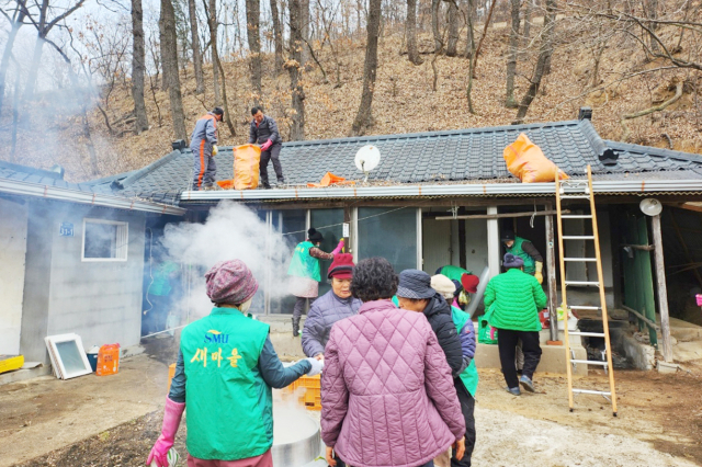 청송군새마을회가 화재로 집을 잃은 주민의 임시 거주지로 사용할 빈집을 수리하는 모습. 청송군 제공