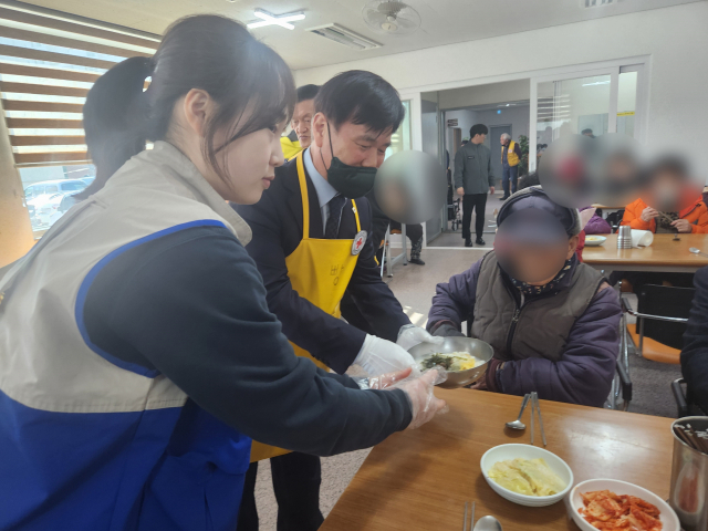 대한적십자사 경북지사는 7일 적십자안동나눔터에서 김재왕 경북지사 회장과 적십자봉사회 안동지구협의회 봉사원, RCY단원 등 30여 명이 모여 취약계층 어르신 210명을 대상으로 설맞이 떡국 나눔 행사를 열었다. 대한적십자사 경북지사 제공