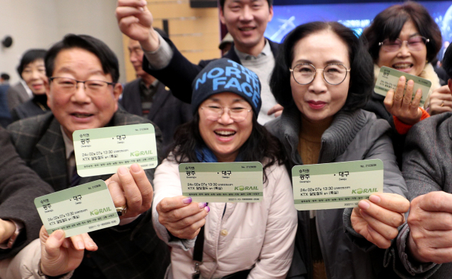 7일 광주광역시 김대중컨벤션센터에서 열린 달빛철도특별법 국회통과 축하행사에서 시민들이 광주-대구 달빛철도 모의 승차권을 들고 기념촬영을 하고 있다. 김영진 기자 kyjmaeil@imaeil.com