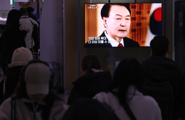 7일 오후 서울역 대합실에서 시민들이 KBS를 통해 녹화 방송되고 있는 윤석열 대통령의 특별 대담을 시청하고 있다. 연합뉴스