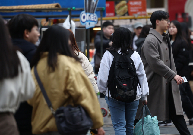 포근한 날씨를 보이는 절기상 입춘인 4일 오후 서울 명동거리를 찾은 한 시민이 가벼운 옷차림으로 걸어가고 있다. 연합뉴스