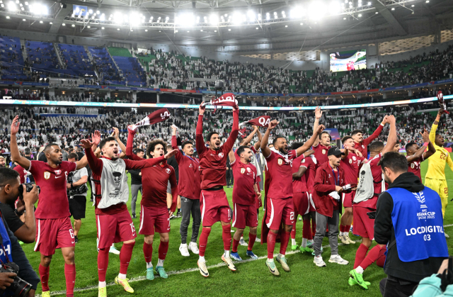 카타르 선수들이 이란을 겪고 결승 진출이 확정되자 환호하고 있다. 연합뉴스
