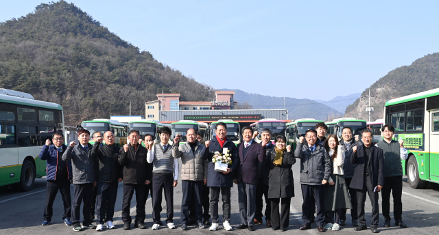 경북 구미시는 설 명절 연휴에도 비상 상황 대응과 시민 안전을 위해 근무하는 유관기관‧운수업체 등을 방문해 종사자를 격려했다. 구미시 제공