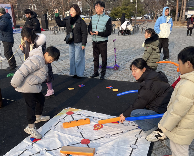 설 연휴를 맞아 가족과 함께 경주 보문관광단지를 찾은 어린이들이 호반광장에서 전통놀이 체험을 하고 있다. 경북문화관광공사 제공